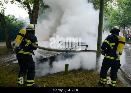 Hamburg, Deutschland. 7. Juli 2017. Altona, Ausschreitungen während des G20-Gipfels, brennenden Autos, die Arbeit der Feuerwehrleute/Credit: Joerg Boethling/Alamy leben Nachrichten Stockfoto