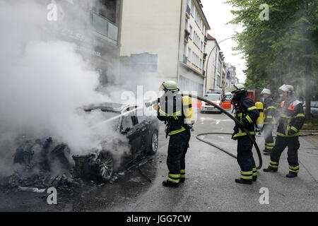 Hamburg, Deutschland. 7. Juli 2017. Altona, Ausschreitungen während des G20-Gipfels, brennenden Autos, die Arbeit der Feuerwehrleute/Credit: Joerg Boethling/Alamy leben Nachrichten Stockfoto