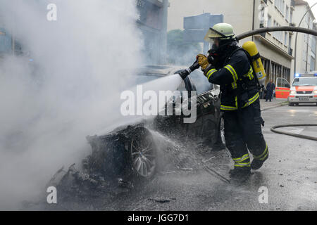 Hamburg, Deutschland. 7. Juli 2017. Altona, Ausschreitungen während des G20-Gipfels, brennenden Autos, die Arbeit der Feuerwehrleute/Credit: Joerg Boethling/Alamy leben Nachrichten Stockfoto