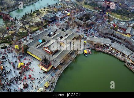 Zhengzhou. 31. Januar 2017. Foto aufgenommen am 31. Januar 2017 zeigt ein malerischer Ort in Kaifeng, Henan Provinz Zentral-China. Provinz Henan ist eine Wiege der chinesischen Zivilisation. Vier der acht großen alten Hauptstädte Chinas, Luoyang, Kaifeng, Anyang und Zhengzhou in Henan befinden. Bildnachweis: Li ein/Xinhua/Alamy Live-Nachrichten Stockfoto