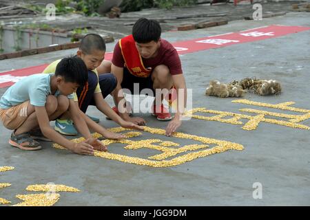 Liaocheng, Liaocheng, China. 6. Juli 2017. Liaocheng, CHINA-Juli 6 2017: (nur zur redaktionellen Verwendung. CHINA aus) Dorfbewohner und freiwilligen Form acht chinesischen Schriftzeichen sagen "Nie vergessen, Geschichte, neu zu beleben das Land" mit Hühneraugen in Liaocheng, Ost-China Shandong Provinz, 6. Juli 2017, anlässlich des 80. Jahrestages des Juli 7. 1937 Vorfall. 7 Juli jährt sich die 80. Marco Polo Bridge Vorfall, die das chinesische Volk Krieg der Widerstand gegen die japanische Aggression (1937-45) im Land ausgelöst. Bildnachweis: SIPA Asien/ZUMA Draht/Alamy Live-Nachrichten Stockfoto