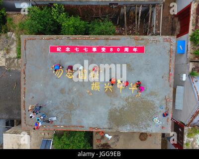 Liaocheng, Liaocheng, China. 6. Juli 2017. Liaocheng, CHINA-Juli 6 2017: (nur zur redaktionellen Verwendung. CHINA aus) Dorfbewohner und freiwilligen Form acht chinesischen Schriftzeichen sagen "Nie vergessen, Geschichte, neu zu beleben das Land" mit Hühneraugen in Liaocheng, Ost-China Shandong Provinz, 6. Juli 2017, anlässlich des 80. Jahrestages des Juli 7. 1937 Vorfall. 7 Juli jährt sich die 80. Marco Polo Bridge Vorfall, die das chinesische Volk Krieg der Widerstand gegen die japanische Aggression (1937-45) im Land ausgelöst. Bildnachweis: SIPA Asien/ZUMA Draht/Alamy Live-Nachrichten Stockfoto