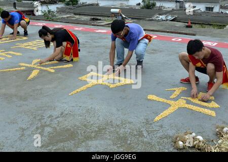 Liaocheng, Liaocheng, China. 6. Juli 2017. Liaocheng, CHINA-Juli 6 2017: (nur zur redaktionellen Verwendung. CHINA aus) Dorfbewohner und freiwilligen Form acht chinesischen Schriftzeichen sagen "Nie vergessen, Geschichte, neu zu beleben das Land" mit Hühneraugen in Liaocheng, Ost-China Shandong Provinz, 6. Juli 2017, anlässlich des 80. Jahrestages des Juli 7. 1937 Vorfall. 7 Juli jährt sich die 80. Marco Polo Bridge Vorfall, die das chinesische Volk Krieg der Widerstand gegen die japanische Aggression (1937-45) im Land ausgelöst. Bildnachweis: SIPA Asien/ZUMA Draht/Alamy Live-Nachrichten Stockfoto