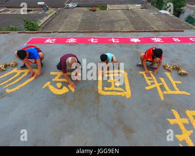 Liaocheng, Liaocheng, China. 6. Juli 2017. Liaocheng, CHINA-Juli 6 2017: (nur zur redaktionellen Verwendung. CHINA aus) Dorfbewohner und freiwilligen Form acht chinesischen Schriftzeichen sagen "Nie vergessen, Geschichte, neu zu beleben das Land" mit Hühneraugen in Liaocheng, Ost-China Shandong Provinz, 6. Juli 2017, anlässlich des 80. Jahrestages des Juli 7. 1937 Vorfall. 7 Juli jährt sich die 80. Marco Polo Bridge Vorfall, die das chinesische Volk Krieg der Widerstand gegen die japanische Aggression (1937-45) im Land ausgelöst. Bildnachweis: SIPA Asien/ZUMA Draht/Alamy Live-Nachrichten Stockfoto