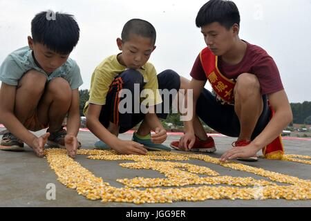 Liaocheng, Liaocheng, China. 6. Juli 2017. Liaocheng, CHINA-Juli 6 2017: (nur zur redaktionellen Verwendung. CHINA aus) Dorfbewohner und freiwilligen Form acht chinesischen Schriftzeichen sagen "Nie vergessen, Geschichte, neu zu beleben das Land" mit Hühneraugen in Liaocheng, Ost-China Shandong Provinz, 6. Juli 2017, anlässlich des 80. Jahrestages des Juli 7. 1937 Vorfall. 7 Juli jährt sich die 80. Marco Polo Bridge Vorfall, die das chinesische Volk Krieg der Widerstand gegen die japanische Aggression (1937-45) im Land ausgelöst. Bildnachweis: SIPA Asien/ZUMA Draht/Alamy Live-Nachrichten Stockfoto