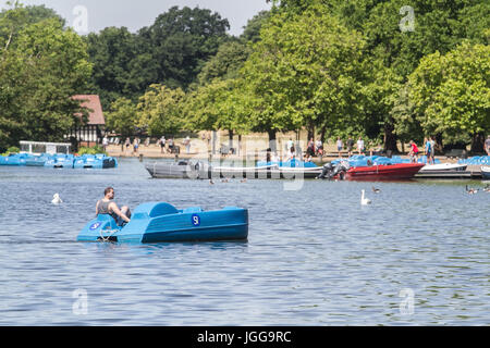 London, UK. 7. Juli 2017. Ein Mann in einem Tretboot auf der Serpentine, fangen die Sonne im Hyde Park, während die Hitzewelle fortfährt und Temperaturen in Teilen von Süd-Osten des Vereinigten Königreichs vorausgesagt werden, um 30 Grad Celsius/90 Credit erreichen: Amer Ghazzal/Alamy Live-Nachrichten Stockfoto