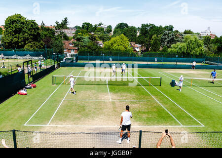 Schweizer Tennisspieler Roger Federer in Wimbledon Damenbewerb 2017 während einer Übung Stockfoto