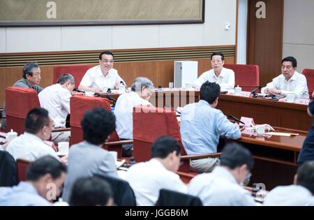 Peking, China. 6. Juli 2017. Der chinesische Ministerpräsident Li Keqiang präsidiert über ein Treffen mit Experten und Unternehmer auf die Analyse aktueller Wirtschaftsleistung und Vorschläge über künftige wirtschaftliche Arbeit am 6. Juli 2017. Chinesischer Vize-Premier Zhang Gaoli an der Sitzung teilgenommen. Bildnachweis: Li Tao/Xinhua/Alamy Live-Nachrichten Stockfoto