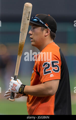 5. Juli 2017: Baltimore Orioles linker Feldspieler Hyun so Kim #25 vor der Major League Baseball Game zwischen den Milwaukee Brewers und den Baltimore Orioles im Miller Park in Milwaukee, Wisconsin. John Fisher/CSM Stockfoto