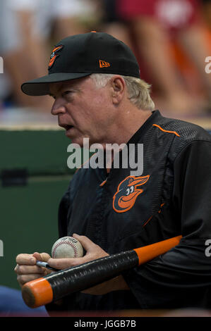 5. Juli 2017: Baltimore Orioles Manager Buck Showalter #26 Schilder ein Autogramm und spricht mit einem Orioles Lüfter vor der Major League Baseball Spiel zwischen den Milwaukee Brewers und den Baltimore Orioles im Miller Park in Milwaukee, Wisconsin. John Fisher/CSM Stockfoto