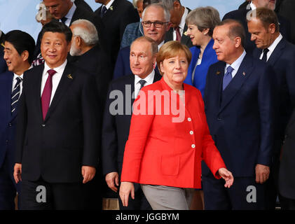 Hamburg, Deutschland. 7. Juli 2017. Chinas Präsident Xi Jinping (l-R), Russlands Präsident Vladimir Putin, Bundeskanzlerin Angela Merkel und der türkische Präsident Recep Erdogan, das so genannte Familienfoto auf dem G20-Gipfel in Hamburg, Deutschland, 7. Juli 2017 fotografiert. Die Regierungschefs der G20-Gruppe von Ländern treffen sich am 7. / 8. Juli 2017 in Hamburg. Foto: Christian Charisius/Dpa/Alamy Live News Stockfoto