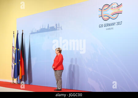 Hamburg, Deutschland. 7. Juli 2017. Bundeskanzlerin Angela Merkel wartet auf die Gäste auf dem G20-Gipfel in Hamburg, Deutschland, 7. Juli 2017. Die Regierungschefs der G20-Gruppe von Ländern treffen sich am 7. / 8. Juli 2017 in Hamburg. Foto: Christian Charisius/Dpa/Alamy Live News Stockfoto