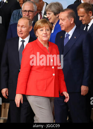 Hamburg, Deutschland. 7. Juli 2017. Russlands Präsident Vladimir Putin, Bundeskanzlerin Angela Merkel und der türkische Präsident Recep Erdogan, das so genannte Familienfoto auf dem G20-Gipfel in Hamburg, Deutschland, 7. Juli 2017 fotografiert. Die Regierungschefs der G20-Gruppe von Ländern treffen sich am 7. / 8. Juli 2017 in Hamburg. Foto: Christian Charisius/Dpa/Alamy Live News Stockfoto