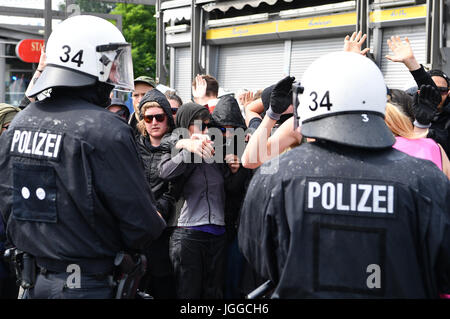 Hamburg, Deutschland. 7. Juli 2017. Polizisten und Demonstranten stehen sich in Hamburg, Deutschland, 7. Juli 2017. Die Regierungschefs der G20-Gruppe von Ländern treffen sich am 7. / 8. Juli 2017 in Hamburg. Foto: Boris Roessler/Dpa/Alamy Live News Stockfoto