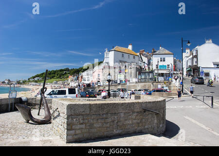 Marktplatz und Hauptstraße in Lyme Regis, Dorset im Juli. Stockfoto