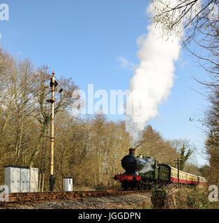 Dampfzug auf der South Devon Railway, nähert sich Staverton, gezogen von GWR 2251 Klasse 0-6-0 Nr. 3205. Stockfoto