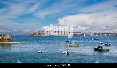 Frankreich, Bretagne, Blick auf den alten Mauern umgebene Hafen Stadt von Saint-Malo, gesehen in der Mündung des Flusses Rance von Dinard waterfront Stockfoto