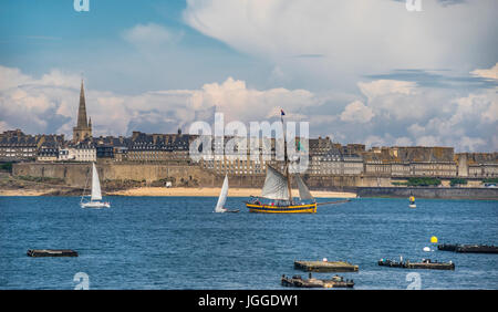 Frankreich, Bretagne, Blick auf den alten Mauern umgebene Hafen Stadt von Saint-Malo, gesehen in der Mündung des Flusses Rance von Dinard waterfront Stockfoto