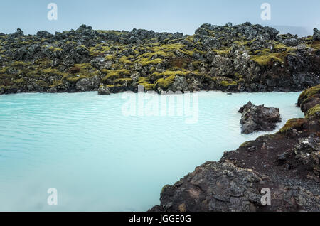 Island, Blick auf die blaue Lagune. Dieses geothermische Spa gehört zu den meistbesuchten Sehenswürdigkeiten in Island Stockfoto