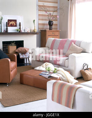 Kleines, modernes Wohnzimmer mit 2-Sitzer Sofas und Sessel aus Leder Stockfoto