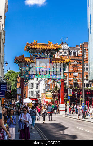 Chinatown Gate auf Wardour Street, Soho, Westminster, London, W1D, England, UK. Stockfoto