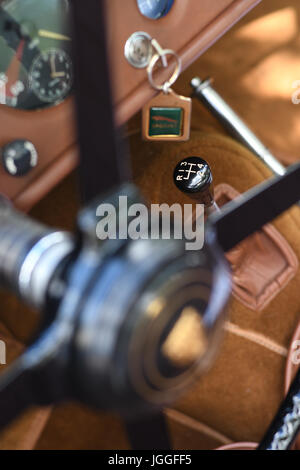 Gear Shift und Lenkrad eines Jahrgangs Januar XK 140 Stockfoto