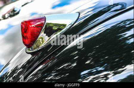Rückleuchten von einem grünen Jaguar XK 140 Stockfoto
