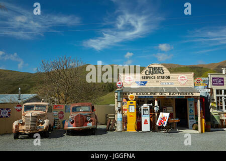 Retro-Pickup-Trucks an drei Bäche Trading Company, Burkes Pass, Mackenzie Country, Canterbury, Südinsel, Neuseeland Stockfoto