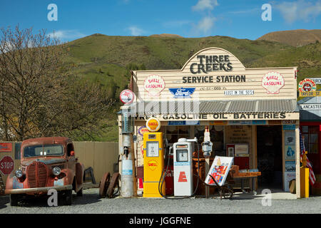 Retro-Pickup-Truck und Garage an drei Bäche Trading Company, Burkes Pass, Mackenzie Country, Canterbury, Südinsel, Neuseeland Stockfoto