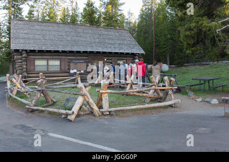 Die Leute sind im Morgengrauen vor dem Ranger-Büro Schlange, um einen Campingplatz am Norris Campground in Yellowstone Nationalpark zu erhalten Stockfoto