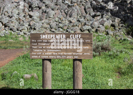 Schild am Sheepeater Klippe im Yellowstone National Park Stockfoto