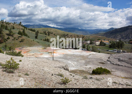 Spitze der Palette Frühling mit der Stadt von Mammoth Hot Springs im Hintergrund, Yellowstone-Nationalpark Stockfoto