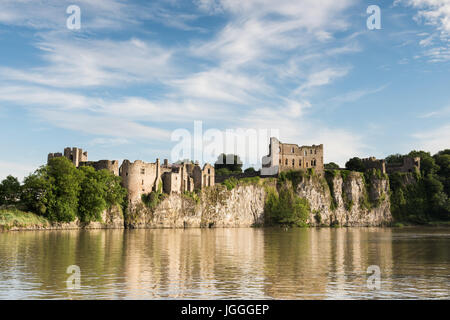 Chepstow Castle spiegelt sich in den Gewässern des Flusses Wye. Stockfoto