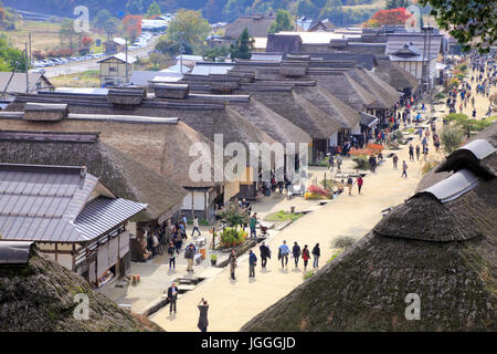 Blick auf schönen Reetdachhäusern an Ouchi-Juku in Shimogo in Fukushima Japan Stockfoto