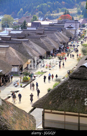 Blick auf schönen Reetdachhäusern an Ouchi-Juku in Shimogo in Fukushima Japan Stockfoto