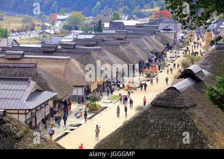 Blick auf schönen Reetdachhäusern an Ouchi-Juku in Shimogo in Fukushima Japan Stockfoto