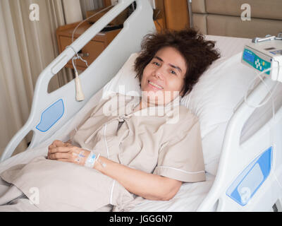 asiatische älterer Patient liegend im Bett im Krankenhaus Stockfoto