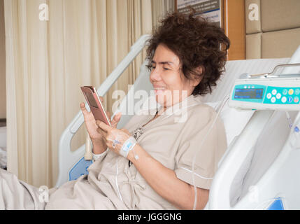asiatische älterer Patient liegend im Bett im Krankenhaus Stockfoto