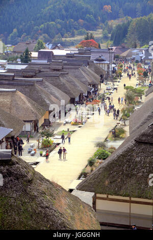 Blick auf schönen Reetdachhäusern an Ouchi-Juku in Shimogo in Fukushima Japan Stockfoto