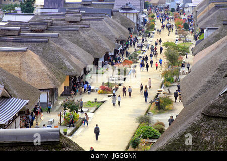 Blick auf schönen Reetdachhäusern an Ouchi-Juku in Shimogo in Fukushima Japan Stockfoto