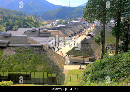 Blick auf schönen Reetdachhäusern an Ouchi-Juku in Shimogo in Fukushima Japan Stockfoto