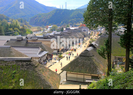 Blick auf schönen Reetdachhäusern an Ouchi-Juku in Shimogo in Fukushima Japan Stockfoto