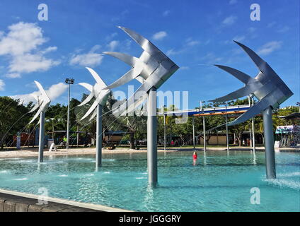 Cairns große Schwimmlagune und seine großen geflochtenen Edelstahl Fisch Skulpturen ist ein iconic Teil des Bereichs Esplanade und Promenade von dem Vorland Stockfoto