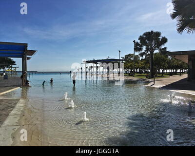 Cairns Esplanade Badelagune ist eine öffentliche und sichere Salzwasser Schwimmbereich im Park zwischen der Promenade und dem Einlass Stockfoto