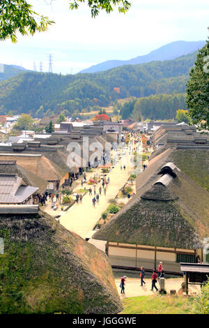 Blick auf schönen Reetdachhäusern an Ouchi-Juku in Shimogo in Fukushima Japan Stockfoto