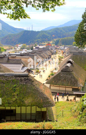 Blick auf schönen Reetdachhäusern an Ouchi-Juku in Shimogo in Fukushima Japan Stockfoto