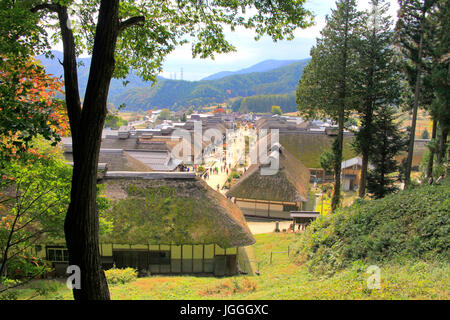 Blick auf schönen Reetdachhäusern an Ouchi-Juku in Shimogo in Fukushima Japan Stockfoto