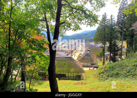 Blick auf schönen Reetdachhäusern an Ouchi-Juku in Shimogo in Fukushima Japan Stockfoto