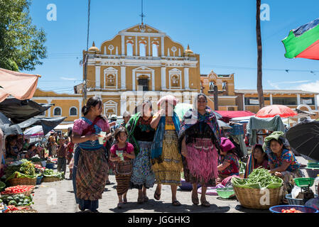 Mehrere Frauen altersgemischte in die typische einheimische Kleidung auf dem Markt in Guatemala Stockfoto