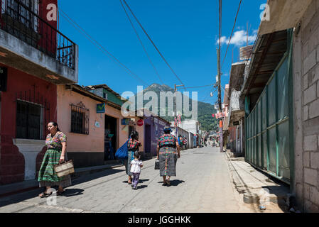 Mehrere Frauen altersgemischte in die typische einheimische Kleidung auf dem Markt in Guatemala Stockfoto